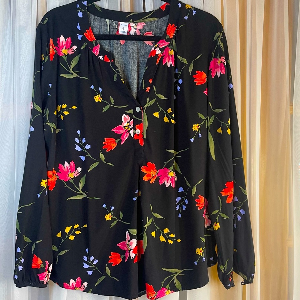 Itm 0039 Old Navy long sleeved button up V-neck top size LG